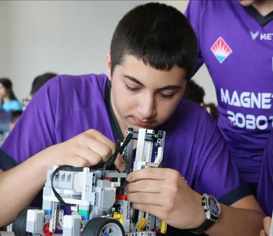 GENÇ MUCİTLERDEN AÇLIĞA KARŞI ‘SİGMA MARKET’ SİSTEMİ