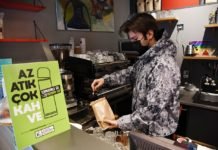 Kahve Posası Çiçeklere Can Verdi Az Atık Çok Kahve