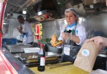 Türk balıkları gardaş sofrasında Azeriler, Türk balıklarını çok sevdi Bakü’de Balık-Ekmek şenliği azerbeycan balik ekmek senligi