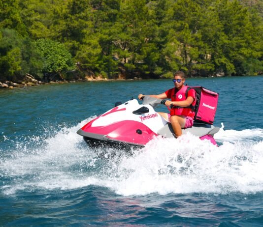 Yemeksepeti, Marmaris Koylarında Jet Ski ile Teslimata Başladı! Yemeksepeti, Marmaris Koylarında Jet Ski ile Teslimata Başladı!
