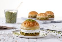 Karaköy Güllüoğlu sunar: Baklava Burger Karaköy Güllüoğlu sunar: Baklava Burger