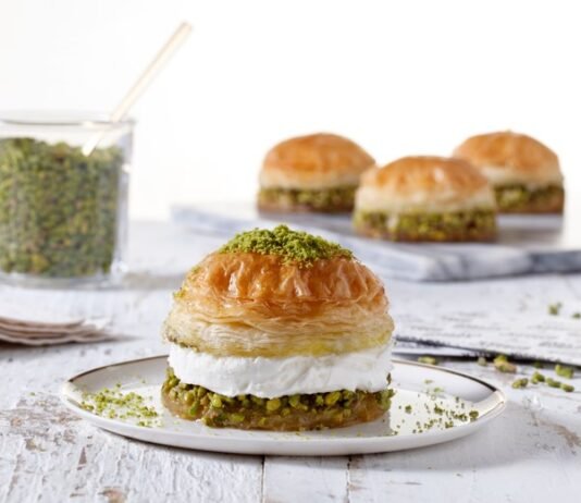 Karaköy Güllüoğlu sunar: Baklava Burger Karaköy Güllüoğlu sunar: Baklava Burger