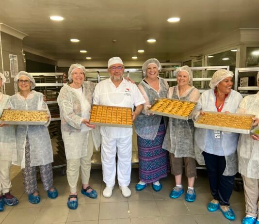 Amerikalı Ünlü Yemek Yazarı, Karaköy Güllüoğlu’nda Baklava Hamuru Açtı Karaköy Güllüoğlu’nda baklava hamuru açtı