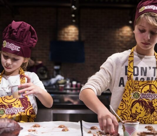 Ara Tatilde Çocuklar İçin Lezzetli Bir Etkinlik: Kahve Dünyası Çikolata Atölyesi Ara tatilde çocuklar için lezzetli bir etkinlik: Kahve Dünyası çikolata atölyesi