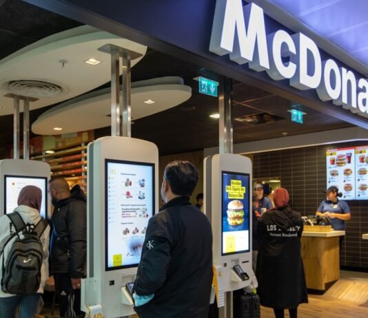 Mcdonald’s Türkiye’nin Son Teknoloji Dijital Sipariş Ekranları İlk Kez Sabiha Gökçen Havalimanı’nda! McDonald’s Türkiye’nin son teknoloji dijital sipariş ekranları